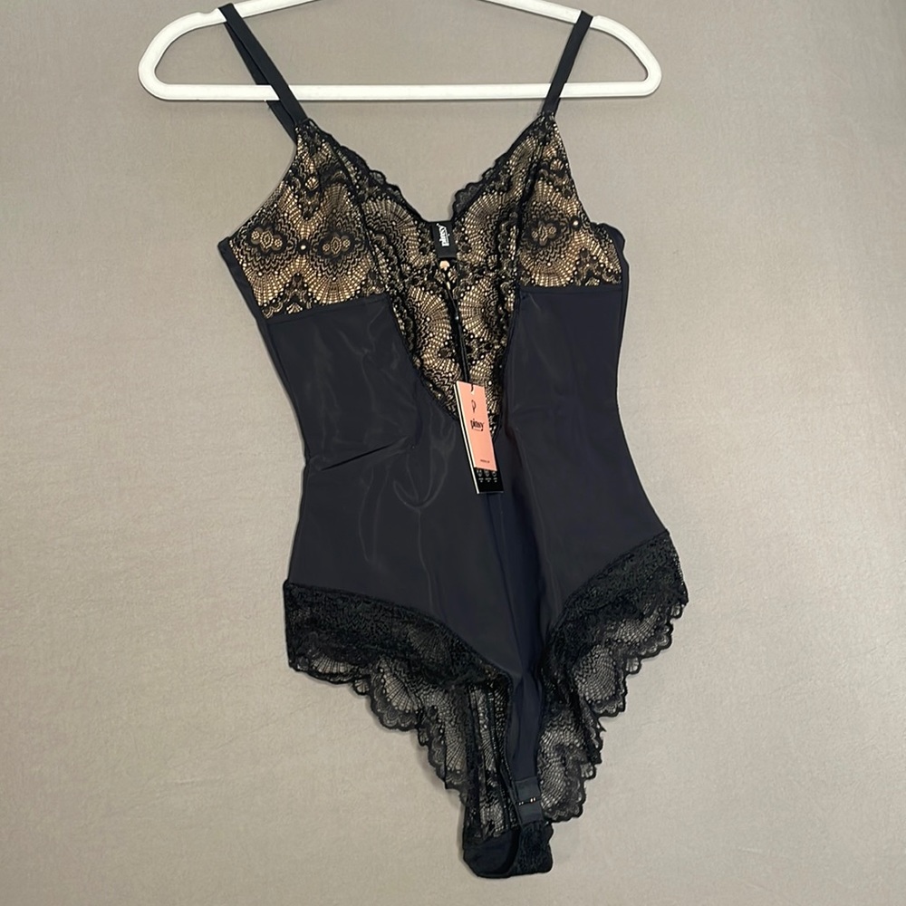 Brand new- Sculpting lace- shapewear bodysuit